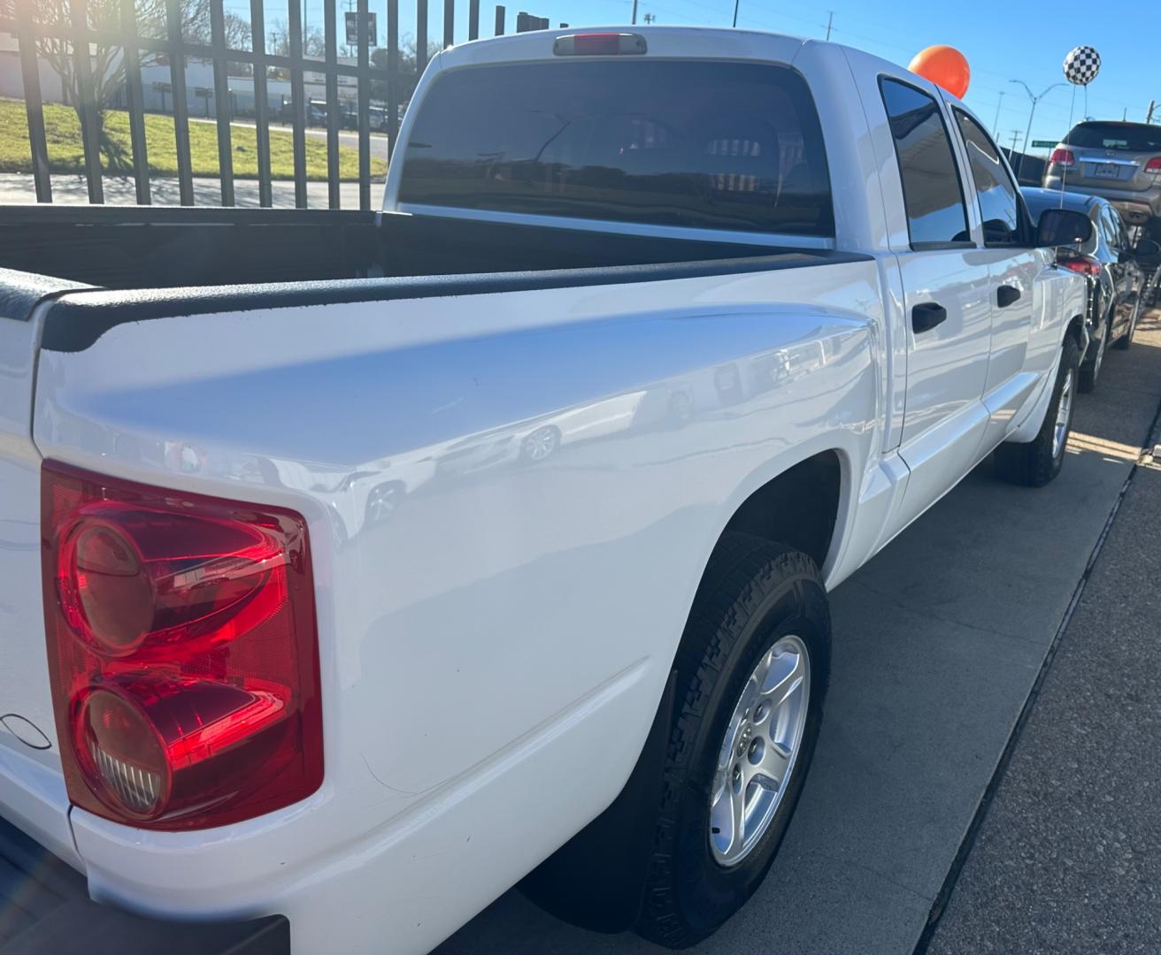 2006 WHITE /GRAY Dodge Dakota (1D7HE48KX6S) , located at 2001 E. Lancaster, Ft. Worth, 76103, (817) 336-7000, 32.746181, -97.301018 - Photo#5